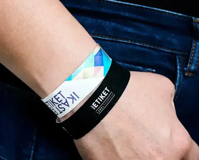 Pulseras de papel a todo color