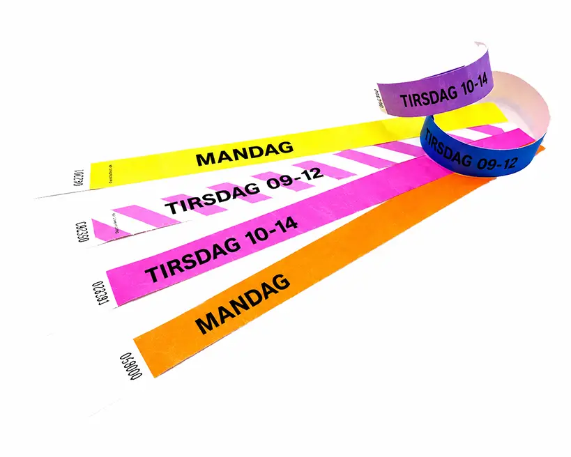 Pulseras de papel con texto