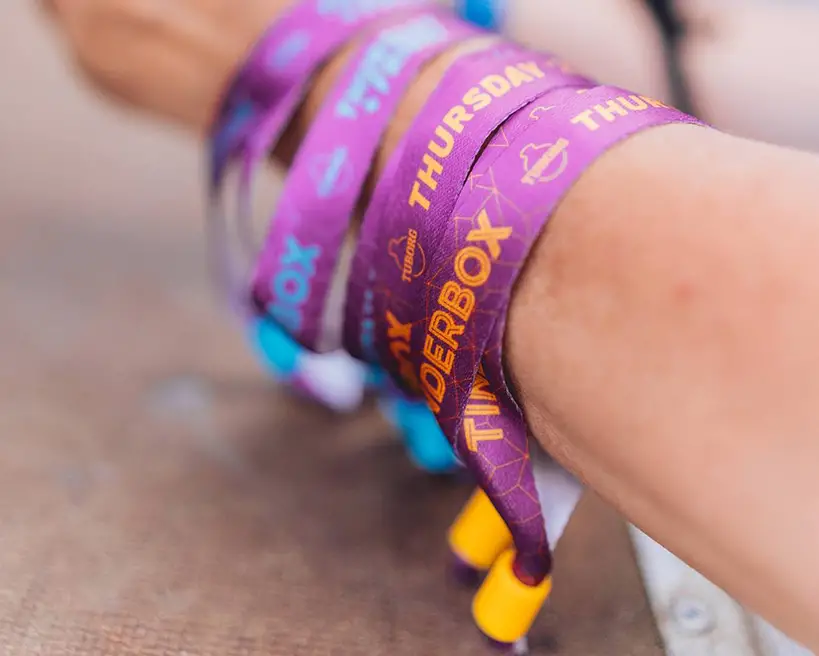 Pulseras para festivales con cierre de color