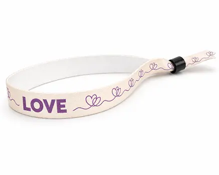 Pulseras para festivales con corazones morados