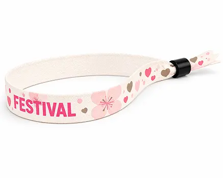 Pulseras para festivales con corazones rosas y flores