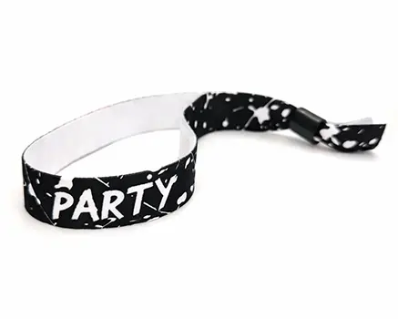 Pulseras para festivales con gráficos negros